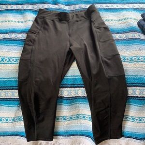 Black pop fit Capri legging with pocket